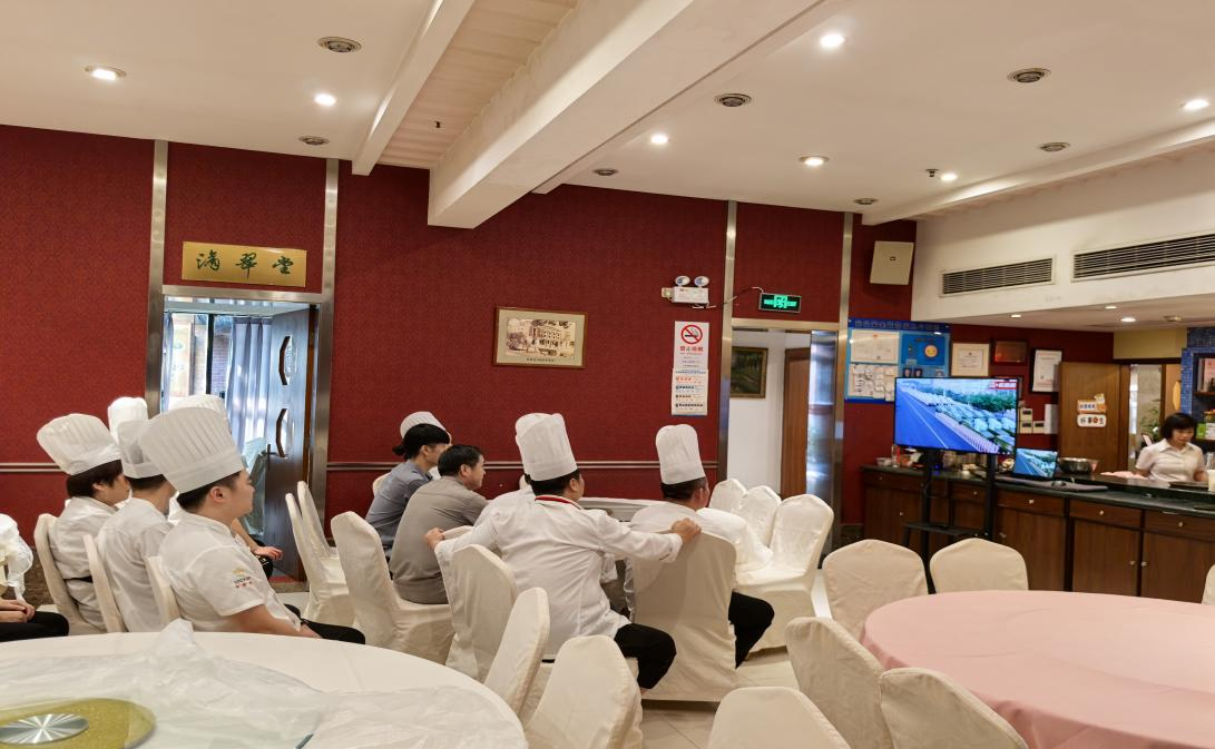 教服集团党委组织观看纪念中国人民抗日战争<br>暨世界反法西斯战争胜利80周年大会