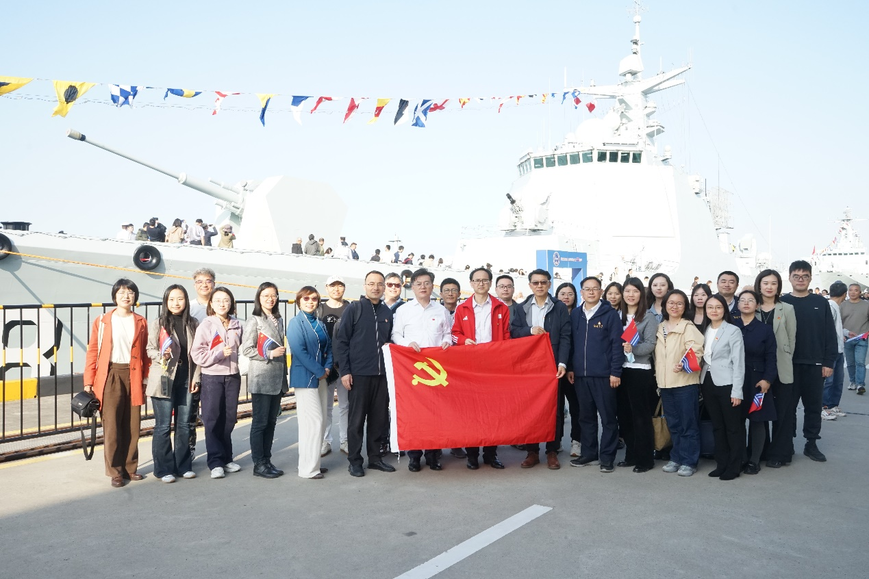 深蓝砺初心  强军担使命 <br>上海交大党委宣传部、教服集团开展军舰参观支部共建主题党日活动