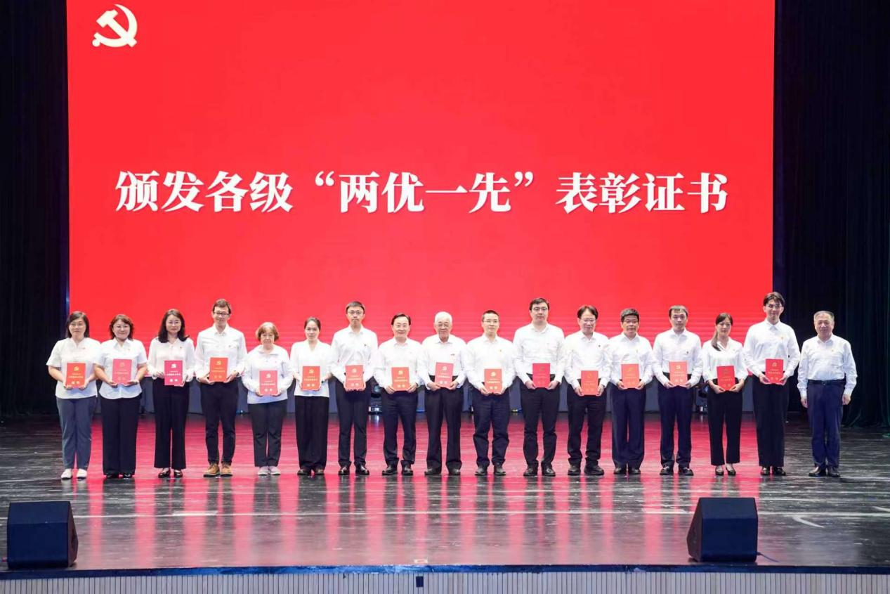 学习先进典型 践行正确政绩 <br>——教服集团“两优一先”先进典型风采